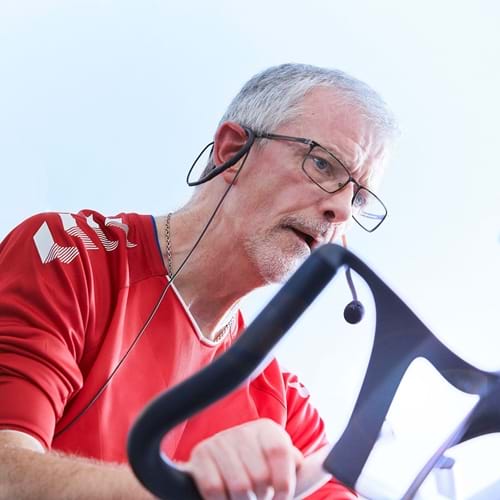 Carsten Med CP Sidder På Spinningcykel